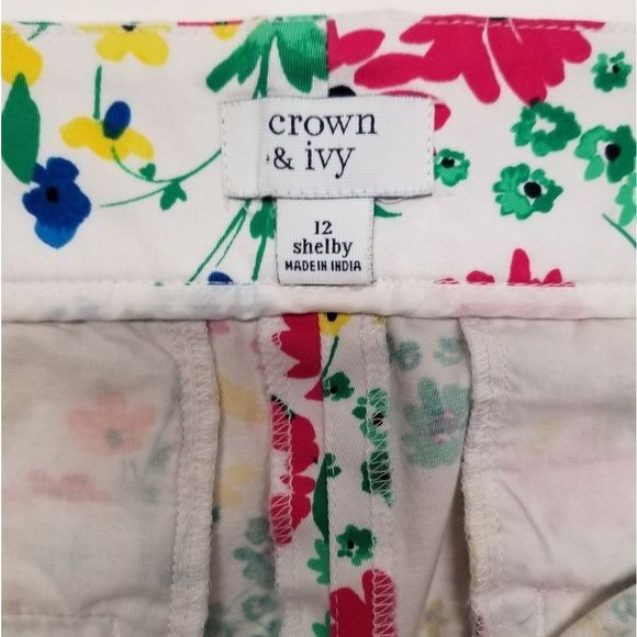 {Crown & Ivy} Flower Print Scalloped Shorts - Picture 7 of 8